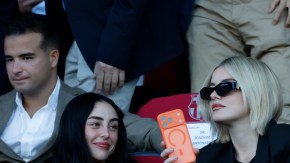 La cantante y la joven estrella del Barcelona mantenían un vínculo muy cercano poco antes de la celebración del cumpleaños de Lamine. (AP Photo/Joan Monfort)